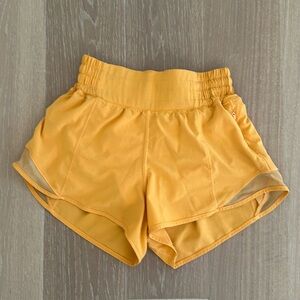 Lululemon Hotty Hot lined 2.5” short - size 0